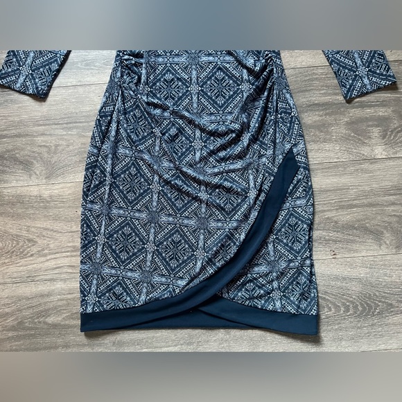 41 hawthorn 3/4 sleeve geometric ruched dress w/ Surplice hemline in blue Size S - Picture 3 of 8